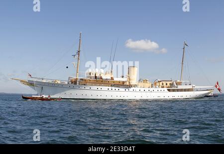 Die dänische Königsyacht 'Danemebrog' wird am 3. September 2010 in der Bucht von Arcachon im Südwesten Frankreichs festgemacht. Die 78 Meter lange Yacht wurde 1931 von Königin Alexandrine in Kopenhagen gestartet und am 26. Mai 1932 in Betrieb genommen. Sie dient nun als offizieller und privater Wohnsitz für die Königin von Dänemark, Königliche Hoheit der Fürstengemahlin und Mitglieder der königlichen Familie, wenn sie auf offiziellen Besuchen in Übersee und auf Sommerkreuzfahrten in dänischen Gewässern sind. Auf See nimmt die Royal Yacht auch an Überwachungs- und Seerettungsdiensten Teil. Prinz Henrik kam an Bord der Yacht, um an der Royal Dragon Silv teilzunehmen Stockfoto