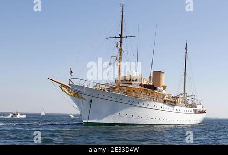 Die dänische Königsyacht 'Danemebrog' wird am 3. September 2010 in der Bucht von Arcachon im Südwesten Frankreichs festgemacht. Die 78 Meter lange Yacht wurde 1931 von Königin Alexandrine in Kopenhagen gestartet und am 26. Mai 1932 in Betrieb genommen. Sie dient nun als offizieller und privater Wohnsitz für die Königin von Dänemark, Königliche Hoheit der Fürstengemahlin und Mitglieder der königlichen Familie, wenn sie auf offiziellen Besuchen in Übersee und auf Sommerkreuzfahrten in dänischen Gewässern sind. Auf See nimmt die Royal Yacht auch an Überwachungs- und Seerettungsdiensten Teil. Prinz Henrik kam an Bord der Yacht, um an der Royal Dragon Silv teilzunehmen Stockfoto