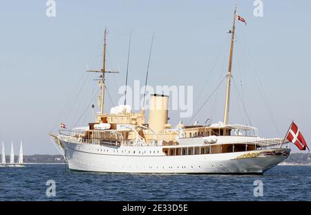 Die dänische Königsyacht 'Danemebrog' wird am 3. September 2010 in der Bucht von Arcachon im Südwesten Frankreichs festgemacht. Die 78 Meter lange Yacht wurde 1931 von Königin Alexandrine in Kopenhagen gestartet und am 26. Mai 1932 in Betrieb genommen. Sie dient nun als offizieller und privater Wohnsitz für die Königin von Dänemark, Königliche Hoheit der Fürstengemahlin und Mitglieder der königlichen Familie, wenn sie auf offiziellen Besuchen in Übersee und auf Sommerkreuzfahrten in dänischen Gewässern sind. Auf See nimmt die Royal Yacht auch an Überwachungs- und Seerettungsdiensten Teil. Prinz Henrik kam an Bord der Yacht, um an der Royal Dragon Silv teilzunehmen Stockfoto