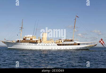 Die dänische Königsyacht 'Danemebrog' wird am 3. September 2010 in der Bucht von Arcachon im Südwesten Frankreichs festgemacht. Die 78 Meter lange Yacht wurde 1931 von Königin Alexandrine in Kopenhagen gestartet und am 26. Mai 1932 in Betrieb genommen. Sie dient nun als offizieller und privater Wohnsitz für die Königin von Dänemark, Königliche Hoheit der Fürstengemahlin und Mitglieder der königlichen Familie, wenn sie auf offiziellen Besuchen in Übersee und auf Sommerkreuzfahrten in dänischen Gewässern sind. Auf See nimmt die Royal Yacht auch an Überwachungs- und Seerettungsdiensten Teil. Prinz Henrik kam an Bord der Yacht, um an der Royal Dragon Silv teilzunehmen Stockfoto