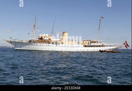 Die dänische Königsyacht 'Danemebrog' wird am 3. September 2010 in der Bucht von Arcachon im Südwesten Frankreichs festgemacht. Die 78 Meter lange Yacht wurde 1931 von Königin Alexandrine in Kopenhagen gestartet und am 26. Mai 1932 in Betrieb genommen. Sie dient nun als offizieller und privater Wohnsitz für die Königin von Dänemark, Königliche Hoheit der Fürstengemahlin und Mitglieder der königlichen Familie, wenn sie auf offiziellen Besuchen in Übersee und auf Sommerkreuzfahrten in dänischen Gewässern sind. Auf See nimmt die Royal Yacht auch an Überwachungs- und Seerettungsdiensten Teil. Prinz Henrik kam an Bord der Yacht, um an der Royal Dragon Silv teilzunehmen Stockfoto