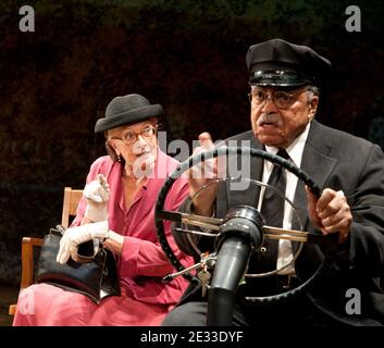 Vanessa Redgrave (Daisy Werthan), James Earl Jones (Hoke Coleburn) in DER FAHRT MISS DAISY von Alfred Uhry im Wyndham's Theatre, London WC2 05/10/2011 Bühnenbild: John Lea Beatty Kostüme: Jane Greenwood Beleuchtung: Peter Kaczorowski Regie: David Esbjornson Stockfoto