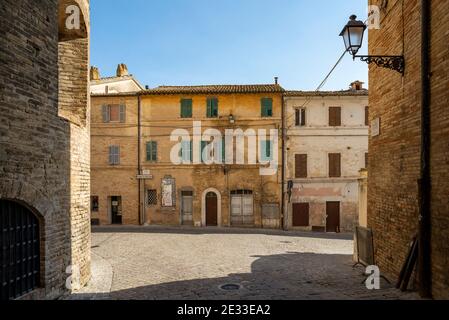 Leere Straße in Loreto, Marken, Italien. Loreto ist ein wichtiges Pilgerzentrum in Mittelitalien Stockfoto