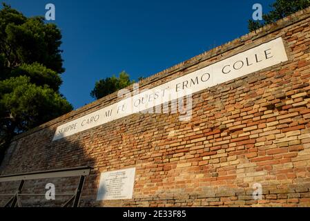 Giacomo Leopardis berühmte Orte in seiner Heimatstadt Recanati, Marken, Italien. Das Schild erinnert an das berühmteste Gedicht von Leopardi, 'L'Infinito' Stockfoto