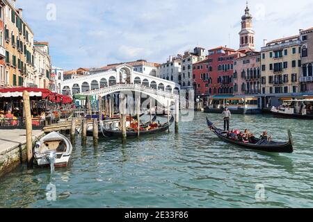 Canal Grande mit der Rialtobrücke im Hintergrund in Venedig, Italien Stockfoto