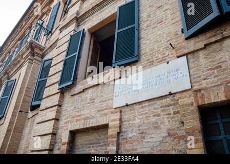 Giacomo Leopardis berühmte Orte in seiner Heimatstadt Recanati, Marken, Italien. Das Schild sita auf seinem Geburtshaus Stockfoto