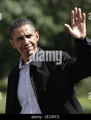 US-Präsident Barack Obama winkt, als er auf dem South Lawn des Weißen Hauses nach seiner Rückkehr nach Washington, DC, geht, nachdem er ein Wochenende in Camp David am 05. September 2010 verbracht hat. Foto von Yuri Gripas/Polaris Pool/ABACAPRESS.COM (im Bild: Barack Obama) Stockfoto