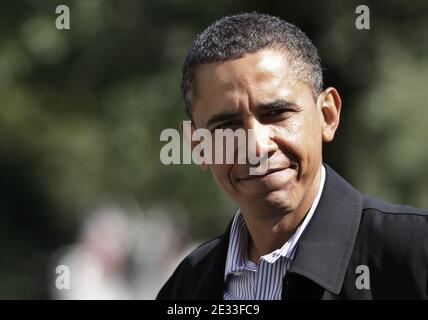 US-Präsident Barack Obama geht auf dem South Lawn des Weißen Hauses nach seiner Rückkehr nach Washington, DC, nach einem Wochenende in Camp David am 05. September 2010. Foto von Yuri Gripas/Polaris Pool/ABACAPRESS.COM (im Bild: Barack Obama) Stockfoto