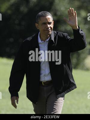 US-Präsident Barack Obama winkt, als er auf dem South Lawn des Weißen Hauses nach seiner Rückkehr nach Washington, DC, geht, nachdem er ein Wochenende in Camp David am 05. September 2010 verbracht hat. Foto von Yuri Gripas/Polaris Pool/ABACAPRESS.COM (im Bild: Barack Obama) Stockfoto