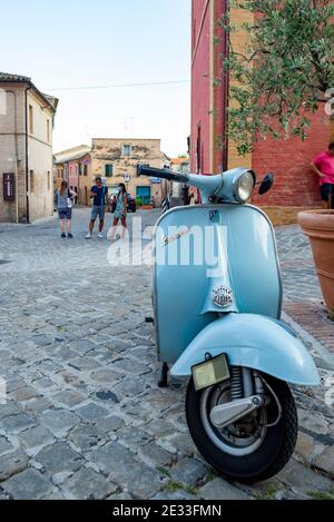 Hellblaue Vintage italienische Vespa geparkt in der Straße in Recanati, Marken, Italien Stockfoto