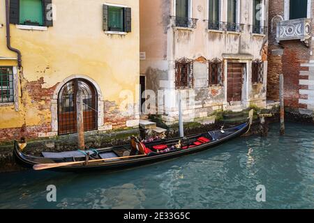 Traditionelle venezianische Gondel am Kanal in Venedig, Italien Stockfoto