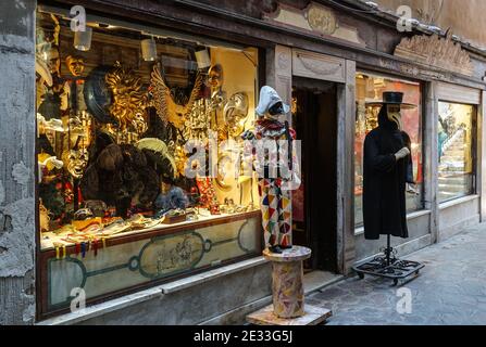 Ca 'Macana Shop mit venezianischen Karnevalsmasken und Kostümen in der Sestiere von Dorsoduro, Venedig, Italien Stockfoto