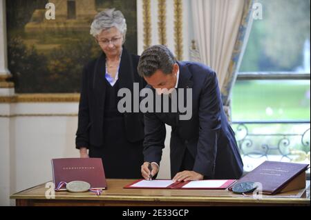 Das neue Mitglied des französischen Verfassungsrates (Conseil Constitutionnel) Claire Bazy-Malaurie und der französische Präsident Nicolas Sarkozy sind während ihrer Eid-Zeremonie im Elysee-Palast in Paris am 7. September 2010 abgebildet. Foto von Christophe Guibbaud/ABACAPRESS.COM Stockfoto