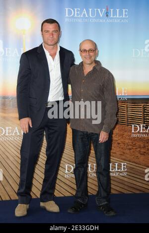 Schauspieler Liev Schreiber (L) und Regisseur Richard Levine beim Fotoalbum von "Every Day" während des 36. Amerikanischen Filmfestivals in Deauville, Normandie, Frankreich am 6. September 2010. Foto von Mireille Ampilhac/ABACAPRESS.COM Stockfoto