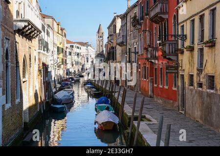 Rio de San Barnaba Kanal im Sestiere von Dorsoduro mit Glockenturm der San Barnaba Kirche im Hintergrund, Venedig, Italien Stockfoto