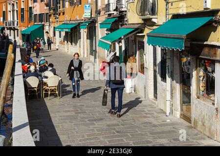 Die Menschen wandern auf der Fondamenta de S. Baegio in der Sestiere von Dorsoduro, Venedig, Italien Stockfoto