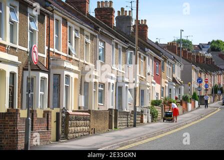 Viktorianischen Reihenhaus Häuser, Diakon Street, Swindon, Wiltshire, England, Vereinigtes Königreich Stockfoto