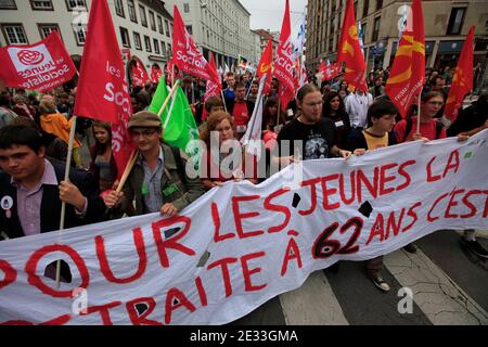 Am 7. September 2010 demonstrieren Menschen auf den Straßen von Straßburg, Frankreich, während eines nationalen Aktionstages gegen ein Gesetz zur Rentenreform der Regierung. Die französischen Arbeiter haben heute einen Tag der Massenproteste gegen den Plan des französischen Präsidenten Nicolas Sarkozy gestartet, das Rentenalter zu erhöhen, als die Arbeiterführer zwei Millionen Streikende auf der Straße vorhersagten. Foto von Antoine/ABACAPRESS.COM Stockfoto