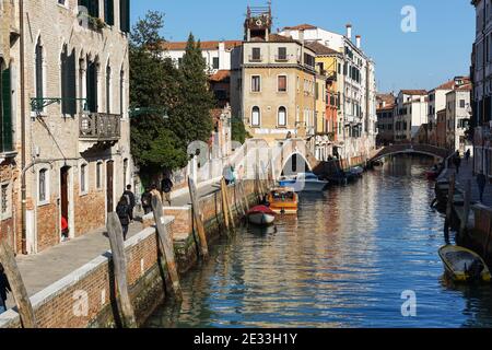 Die Menschen wandern auf der Fondamenta Briati neben dem rio del Carmini Kanal in der Sestiere von Dorsoduro, Venedig, Italien Stockfoto