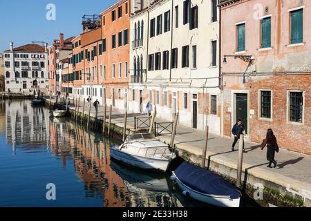 Die Menschen wandern auf der Fondamenta Rossa neben dem rio del Tre Pont Kanal in der Sestiere von Dorsoduro, Venedig, Italien Stockfoto