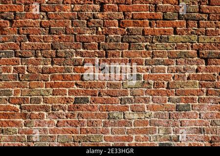 Alte rote und gelbe Ziegel an der Wandstruktur Stockfoto