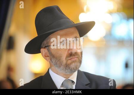 Der französische Großrabbiner Gilles Bernheim nimmt am 7. September 2010 am Iftar-Dinner Teil, das vom Conseil Francais du Culte Musulman (CFCM), dem französischen Rat für muslimischen Glauben, im Pavillon Dauphine in Paris, Frankreich, veranstaltet wird. Der Iftar ist die erste Mahlzeit, die bei Sonnenuntergang eingenommen wird, um das Fasten während der Ramadan-Zeit zu brechen. Foto von Ammar Abd Rabbo/ABACAPRESS.COM Stockfoto