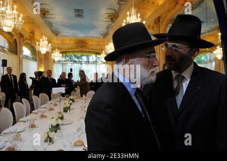 Der Pariser Großrabbiner David Messas (L) und der französische Großrabbiner Gilles Bernheim nehmen am 7. September 2010 am Iftar-Dinner Teil, das vom Conseil Francais du Culte Musulman (CFCM), dem französischen Rat des muslimischen Glaubens, im Pavillon Dauphine in Paris, Frankreich, veranstaltet wird. Der Iftar ist die erste Mahlzeit, die bei Sonnenuntergang eingenommen wird, um das Fasten während der Ramadan-Zeit zu brechen. Foto von Ammar Abd Rabbo/ABACAPRESS.COM Stockfoto