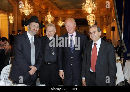 (L-R) der französische Großrabbiner Gilles Bernheim, der Pariser Erzbischof Andre Vingt-Trois, der französische Innenminister Brice Hortefeux und CFCM-Präsident Mohammed Moussaoui nehmen am 7. September 2010 am Iftar-Dinner Teil, das vom Conseil Francais du Culte Musulman (CFCM), dem französischen Rat für muslimischen Glauben, im Pavillon Dauphine in Paris, Frankreich, veranstaltet wird. Der Iftar ist die erste Mahlzeit, die bei Sonnenuntergang eingenommen wird, um das Fasten während der Ramadan-Zeit zu brechen. Foto von Ammar Abd Rabbo/ABACAPRESS.COM Stockfoto