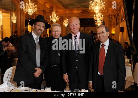 (L-R) der französische Großrabbiner Gilles Bernheim, der Pariser Erzbischof Andre Vingt-Trois, der französische Innenminister Brice Hortefeux und CFCM-Präsident Mohammed Moussaoui nehmen am 7. September 2010 am Iftar-Dinner Teil, das vom Conseil Francais du Culte Musulman (CFCM), dem französischen Rat für muslimischen Glauben, im Pavillon Dauphine in Paris, Frankreich, veranstaltet wird. Der Iftar ist die erste Mahlzeit, die bei Sonnenuntergang eingenommen wird, um das Fasten während der Ramadan-Zeit zu brechen. Foto von Ammar Abd Rabbo/ABACAPRESS.COM Stockfoto