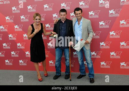 Schauspielerin Carolina Crescentini, Regisseur Aureliano Amadei mit seinem Controcampo Italiano Award und Schauspieler Vinicio Marchioni mit seinem Special Mention Award für den Film '20 Sigarette' bei einer Fotoaktion im Palazzo del Casino während des 67. Internationalen Filmfestivals von Venedig am 9,2010. September in Venedig, Italien. Foto von Nicolas Genin/ABACAPRESS.COM Stockfoto