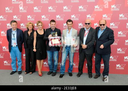 Schauspielerin Carolina Crescentini, Regisseur Aureliano Amadei mit seinem Controcampo Italiano Award und Schauspieler Vinicio Marchioni mit seinem Special Mention Award für den Film '20 Sigarette' bei einer Fotoaktion im Palazzo del Casino während des 67. Internationalen Filmfestivals von Venedig am 9,2010. September in Venedig, Italien. Foto von Nicolas Genin/ABACAPRESS.COM Stockfoto