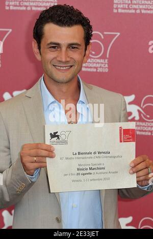 Controcampo Italiano Award und Schauspieler Vinicio Marchioni mit seinem Special Mention Award für den Film '20 Sigarette' bei einer Fotoaktion im Palazzo del Casino während des 67. Internationalen Filmfestivals von Venedig am 9,2010. September in Venedig, Italien. Foto von Nicolas Genin/ABACAPRESS.COM Stockfoto