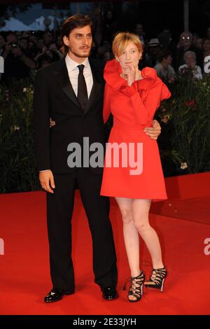 Luca Marinelli und Alba Rohrwacher bei der Premiere von "La Solitudine Dei Numeri Primi" während des 67. Filmfestivals in Venedig am 9. September 2010 im Sala Grande Palazzo Del Cinema in Venedig, Italien. Foto von Nicolas Briquet/ABACAPRESS.COM Stockfoto