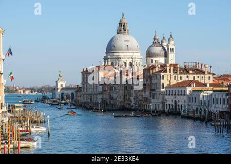 Der Canal Grande und die Basilika Santa Maria della Salute in Venedig, Italien Stockfoto
