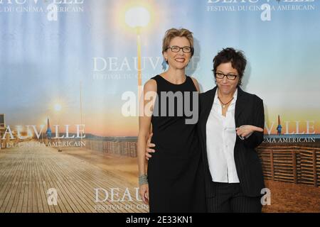 DIE US-Schauspielerin Annette Bening (L) und die US-Regisseurin Lisa Cholodenko posieren während der Fotoaufnahme ihres Films 'The Kids are all right', der am 10. September 2010 beim 36. Amerikanischen Filmfestival in Deauville im Nordwesten Frankreichs vorgestellt wurde. Foto Thierry Orban/ABACAPRESS.COM Stockfoto