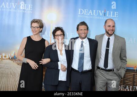 DIE US-Schauspielerin Annette Bening, die US-Regisseurin Lisa Cholodenko, die Produzenten Gary Gilbert und Jordan Horowitz posieren während der Fotoaufnahme ihres Films "The Kids are all right", der am 10. September 2010 auf dem 36. Amerikanischen Filmfestival in Deauville im Nordwesten Frankreichs vorgestellt wurde. Foto Thierry Orban/ABACAPRESS.COM Stockfoto