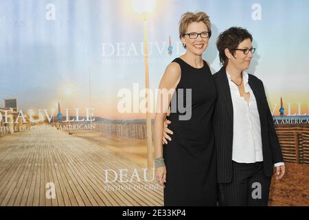 DIE US-Schauspielerin Annette Bening (L) und die US-Regisseurin Lisa Cholodenko posieren während der Fotoaufnahme ihres Films 'The Kids are all right', der am 10. September 2010 beim 36. Amerikanischen Filmfestival in Deauville im Nordwesten Frankreichs vorgestellt wurde. Foto Thierry Orban/ABACAPRESS.COM Stockfoto