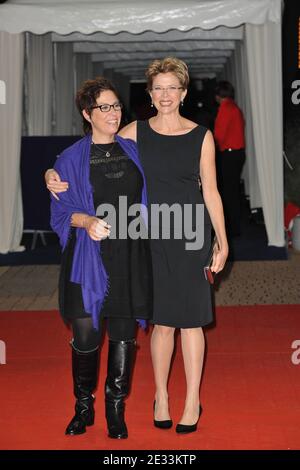 DIE US-Schauspielerin Annette Bening (R) und die US-Regisseurin Lisa Cholodenko (L) werden am 10. September 2010 beim 36. Amerikanischen Filmfestival in Deauville, Frankreich, außer Konkurrenz gezeigt.Foto Thierry Orban/Abacapress.com Stockfoto