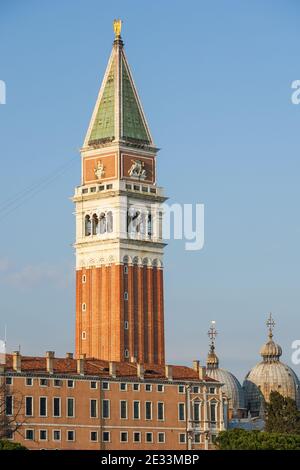 Markusturm, der Glockenturm der Markusbasilika in Venedig, Italien Stockfoto