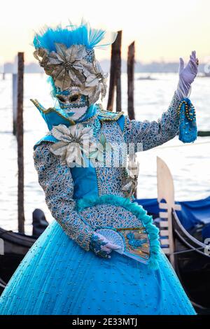 Frau in traditionell dekorierten Kostümen und bemalten Masken während des Karnevals in Venedig, Italien Stockfoto