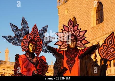 Darsteller in dekorierten Kostümen und Masken vor dem Dogenpalast während des Karnevals in Venedig, Italien Stockfoto