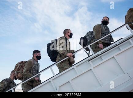 Boise, Usa. Januar 2021. US-Soldaten mit der Idaho Army National Guard besteigen ein C-17 Globemaster III Transportflugzeug, während sie zur Einweihung am 15. Januar 2021 in Boise, Idaho, aufsteigen. Mehr als 20,000 Soldaten der Nationalgarde wurden nach dem Aufstand der Pro-Trump-Randalierer eingesetzt, um Sicherheit zu gewährleisten. Quelle: Planetpix/Alamy Live News Stockfoto