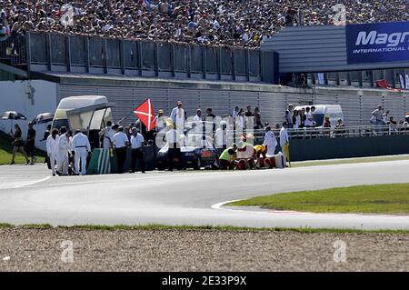 Absturz beim 74. 'Bol d'Or' 24-Stunden-Motorradrennen auf der Magny-Cours-Rennstrecke, Zentralfrankreich am 11. September 2010. Foto von Thierry Plessis/ABACAPRESS.COM Stockfoto