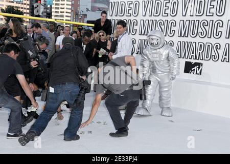 Menschenmenge und Fotografen eilen bei den Video Music Awards 2010 im Nokia Theater in Los Angeles, Kalifornien, am 12. September 2010 nach jemandem durch Tausende von Dollar auf dem Teppich. Foto von Lionel Hahn/ABACAPRESS.COM. (Abbildung: ) Stockfoto