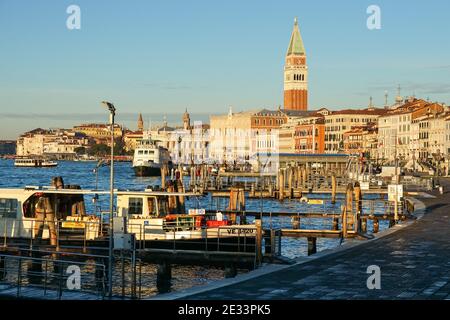 Venice Waterfront mit St. Mark's Campanile und dem Dogenpalast im Hintergrund, Italien Stockfoto