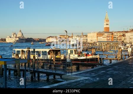 Venice Waterfront mit St. Mark's Campanile und dem Dogenpalast im Hintergrund, Italien Stockfoto