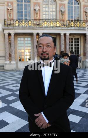 Der japanische Künstler Takashi Murakami posiert am 12. September 2010 im Schloss Versailles bei Paris, wo eine Ausstellung einige seiner Werke zeigt. Foto von Ammar Abd Rabbo/ABACAPRESS.COM Stockfoto