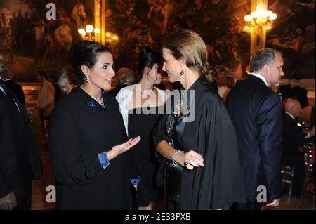 Katars Emir-Tochter Sheikha Al Mayassa bint Hamad bin Khalifa Al-Thani, Vorsitzende des Kuratoriums der Qatar Museums Authority, (L) spricht mit Marie-Laure de Villepin, während sie am 12. September 2010 an der Eröffnungsfeier der Ausstellung des japanischen Künstlers Takashi Murakami im Schloss Versailles bei Paris teilnimmt. Foto von Ammar Abd Rabbo/ABACAPRESS.COM Stockfoto