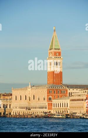 Panoramablick auf Venedig bei Sonnenaufgang mit dem Markusturm und dem Dogenpalast, Italien Stockfoto