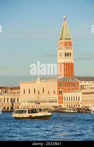 Panoramablick auf Venedig bei Sonnenaufgang mit dem Markusturm und dem Dogenpalast, Italien Stockfoto